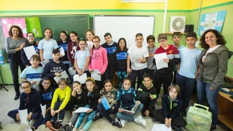 Los alumnos del Padre Collado, el colegio de Lomo Magullo, están creando una obra en la que aparece un abuelo al que no le gusta que sus nietas lean cuentos (Foto Borja Suárez/C7)